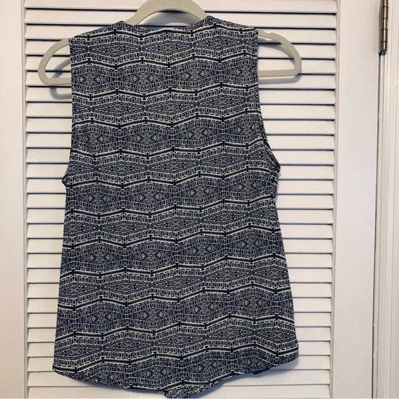 Novoh Black White Print Sleeveless Xover Front Blouse Size L - Picture 2 of 4